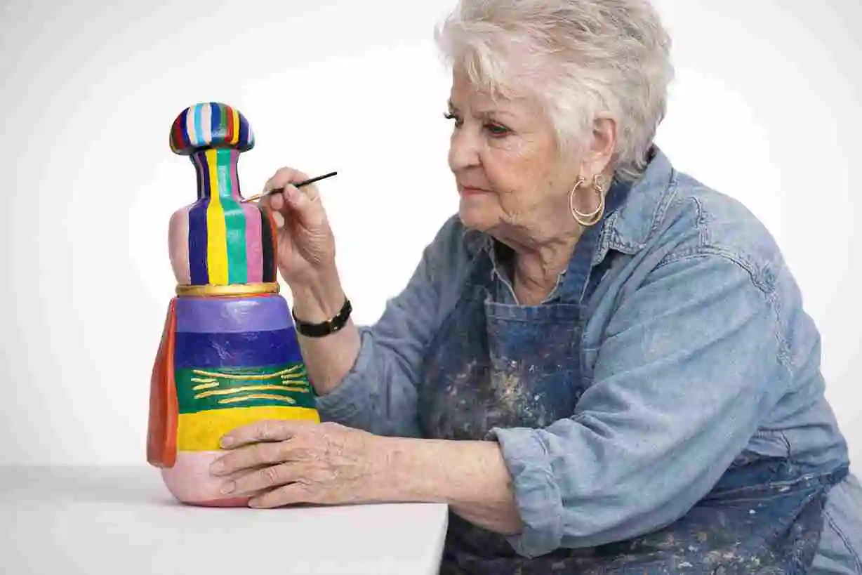 Yolanda artista mexicana creando bolsas artesanales mexicanas de piel - Historia Luxéra