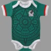 Jersey oficial de la Selección Mexicana para bebé - Edición Mundial 2026. Diseño exclusivo tipo pañalero con el escudo del Tri. ¡El regalo perfecto para el primer Día del Padre! Suave, cómodo y 100% original.