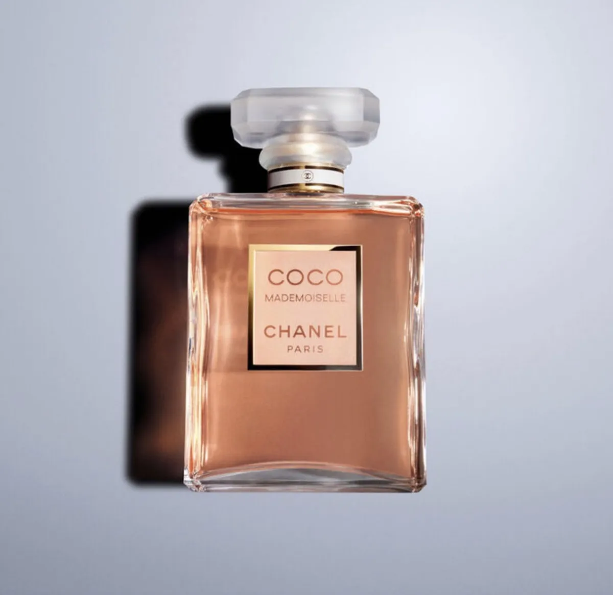 Botella de perfume Coco Mademoiselle Chanel 100ml Eau de Parfum, fragancia cítrica y amaderada para mujer que proyecta libertad y sofisticación.